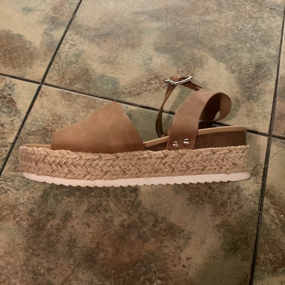 SODA Platform Sandals - Picture 6 of 8